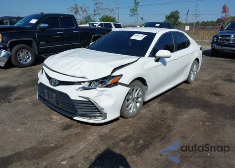 2021 Toyota Camry Le z USA, uszkodzony, nr VIN 4T1C11AKXMU443380